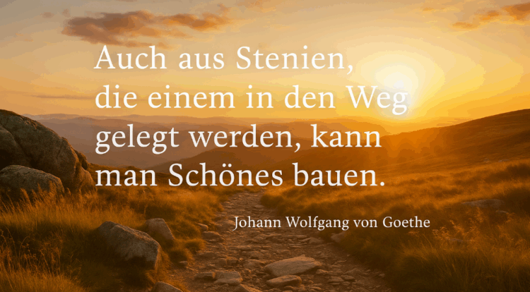 Bergpfad mit Felsen im Sonnenuntergang, dazu Goethes Zitat über Hindernisse und das Schöne, das daraus entstehen kann.