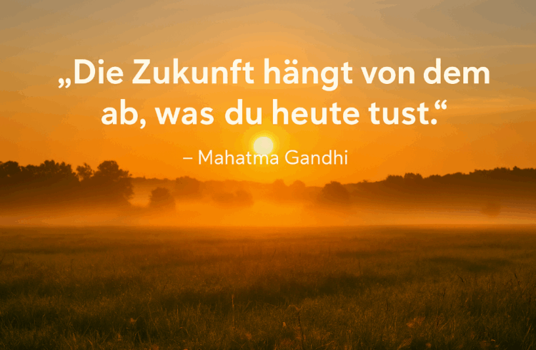 Sonnenaufgang über einer Wiese mit dem Gandhi-Zitat: „Die Zukunft hängt von dem ab, was du heute tust.“