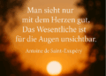 Warmer Sonnenuntergang mit Zitat von Antoine de Saint-Exupéry: „Man sieht nur mit dem Herzen gut…“