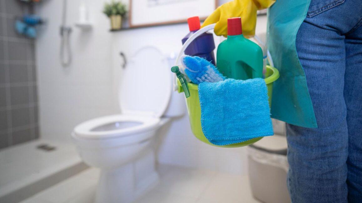 Hygiene im Bad: Blitzsaubere Toiletten: So entfernen Sie Urinstein endgültig