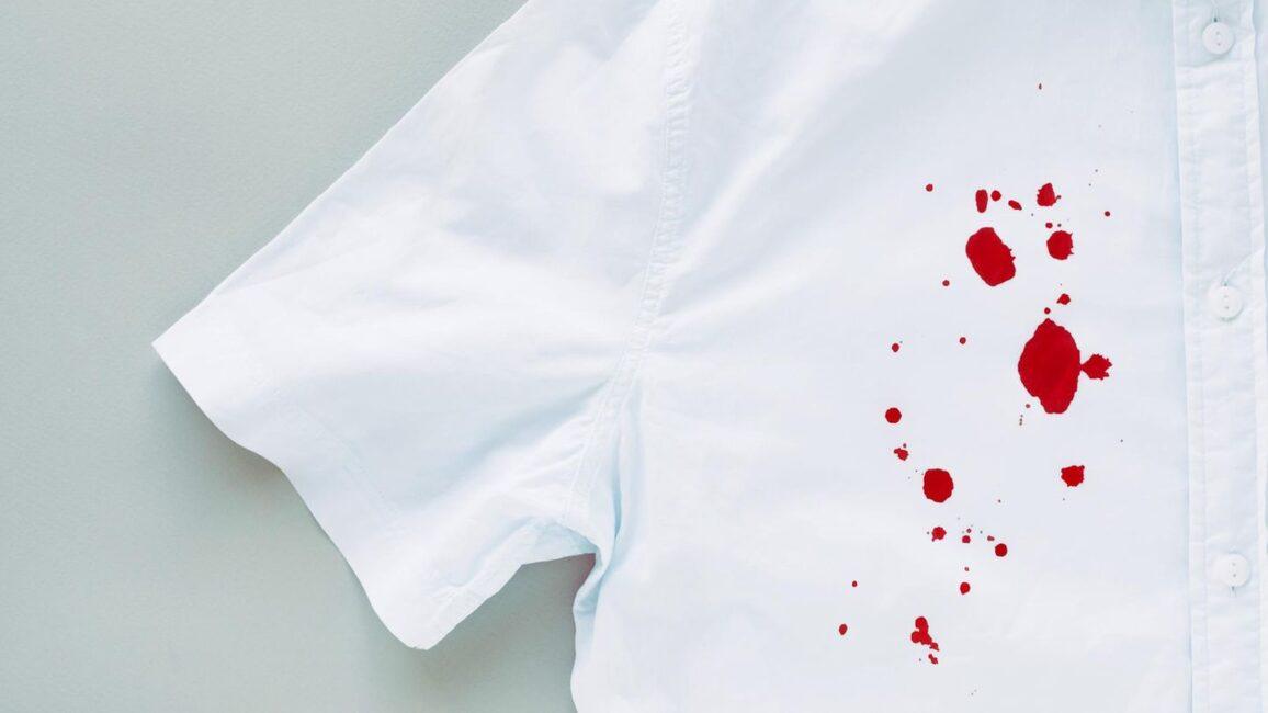 Fleckenhilfe: Blutflecken entfernen: So verschwinden hartnäckige Spuren