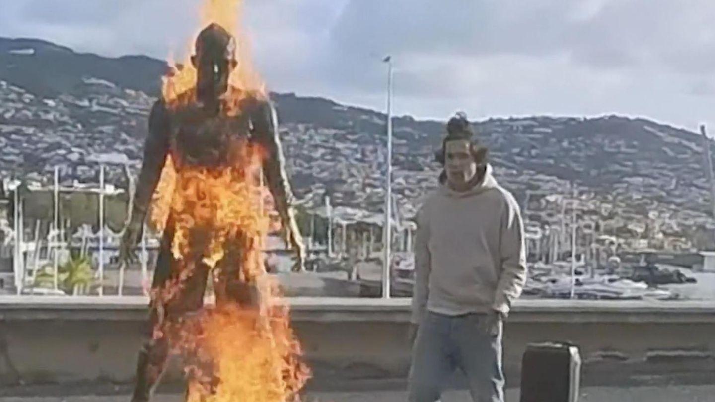 Christiano Ronaldo: Feuriger Auftritt : Mann setzt Ronaldo-Statue in Brand und beginnt zu tanzen