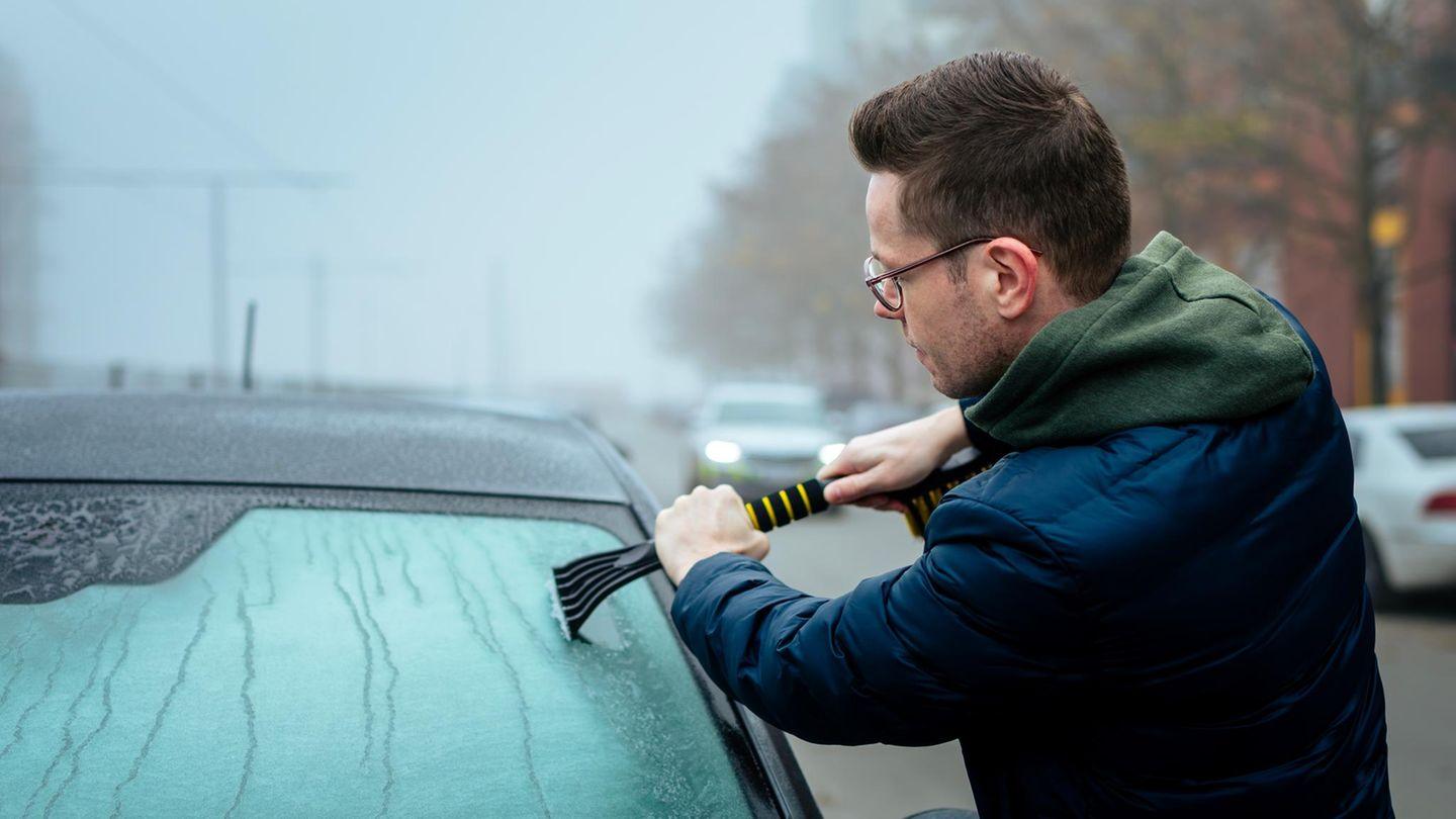 Eis: Eiskratzer: Klare Sicht im Winter: So befreien Sie Autoscheiben schnell vom Eis