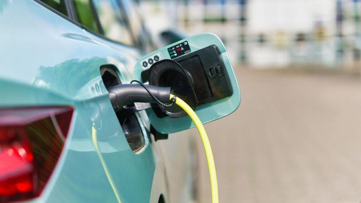 Rückwirkend ab Anfang 2026: Bundesregierung führt E-Auto-Prämie wieder ein: Wer jetzt wie viel Geld bekommt