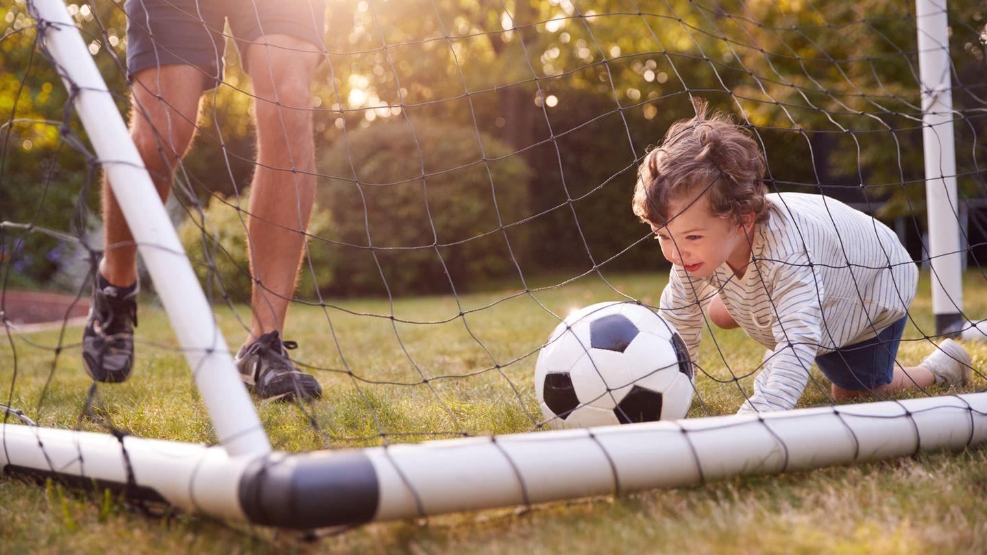 Fußballtor: Mini-Kicker: Fußballtore für Kinder: Wie Sie aus dem Garten ein kleines Stadion machen