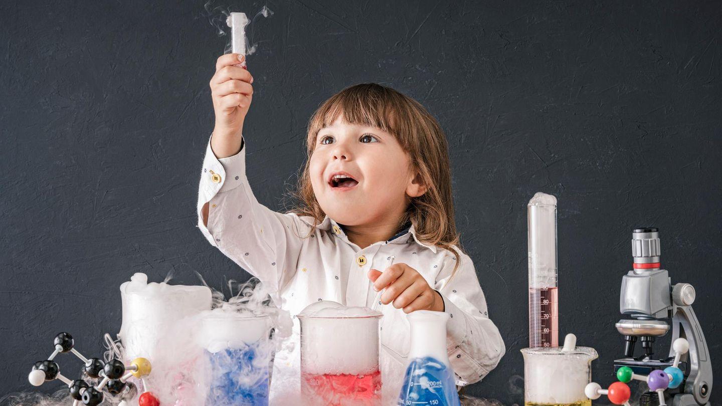 Kinder: Spielerisch forschen: Mit dem Chemiebaukasten auf&hellip;