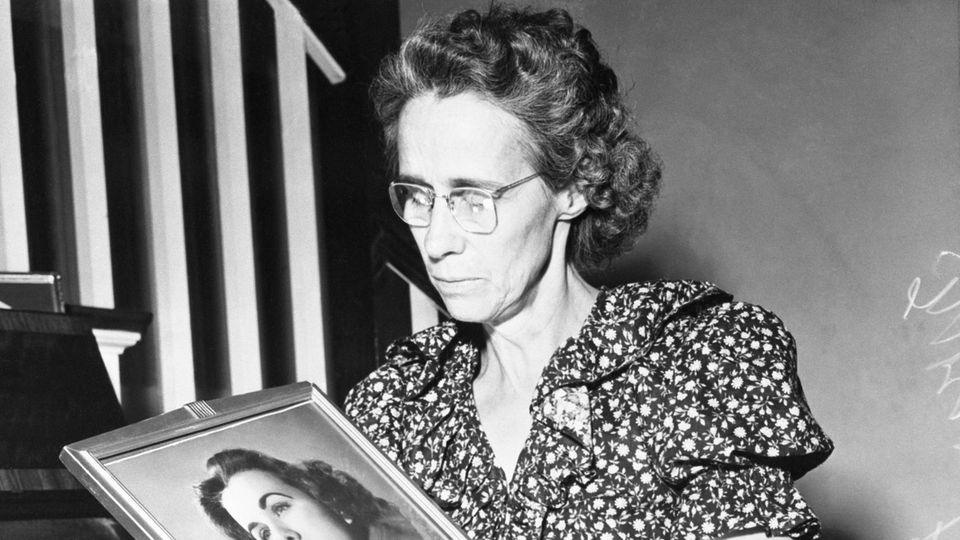 Kirk Douglas: Angestellte in einem Supermarkt ausgesagt, die junge Schauspielerin gegen 18:00 Uhr gesehen zu haben.