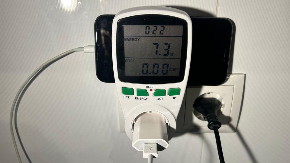 Ladekabel: brauch zwischen 6 und 8 Watt.