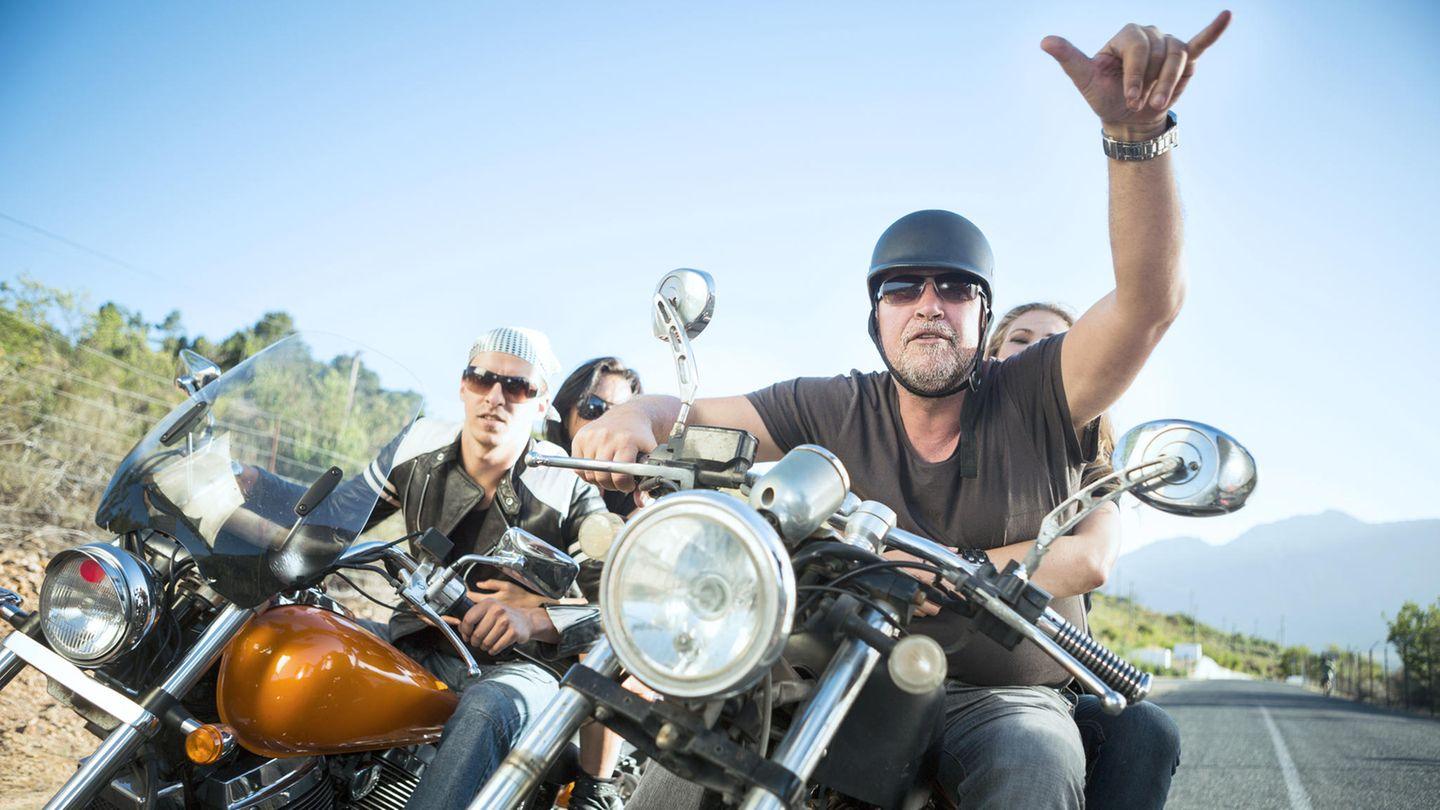 Motorradfahrer: Handzeichen mit Tradition: Kennen Sie den Bikergruß der Motorradfahrer? Das bedeutet die Geste