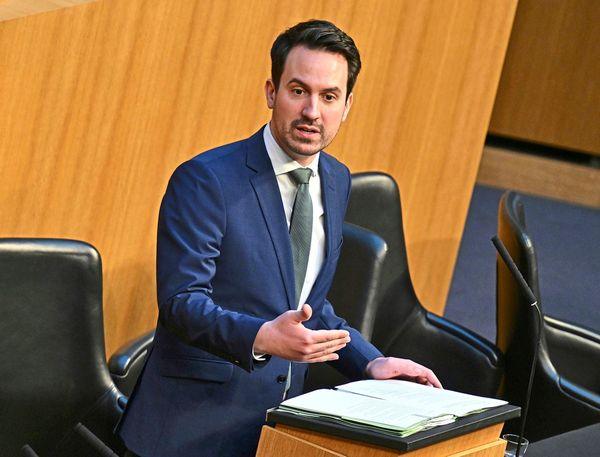 Nationalrat: Man wird laut Bildungsminister Christoph Wiederkehr (Neos) an den Bundesschulen ausreichend Standorte finden.