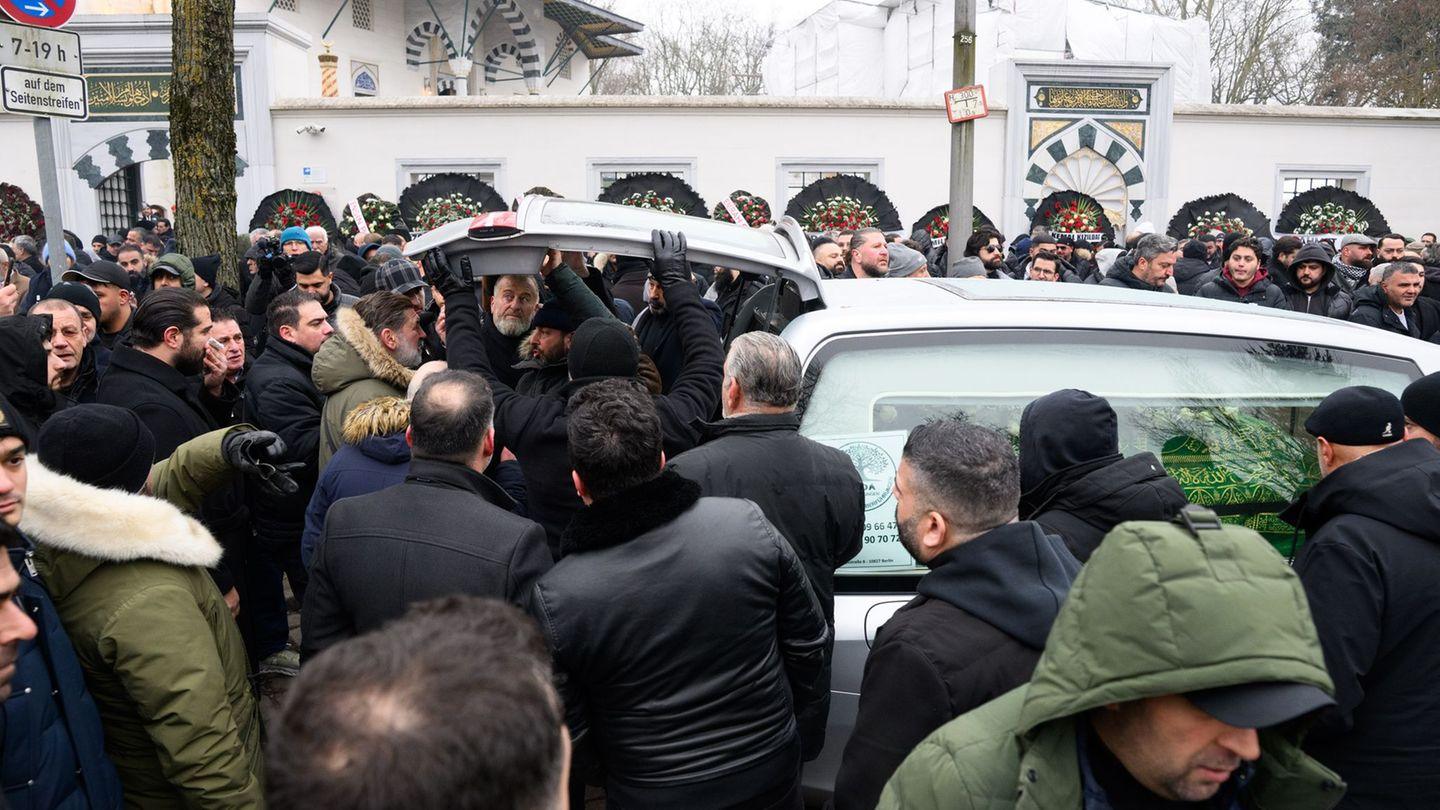 Polizei: Großes Polizeiaufgebot: Verkehrsbehinderungen durch Trauerfeier im Clan-Milieu