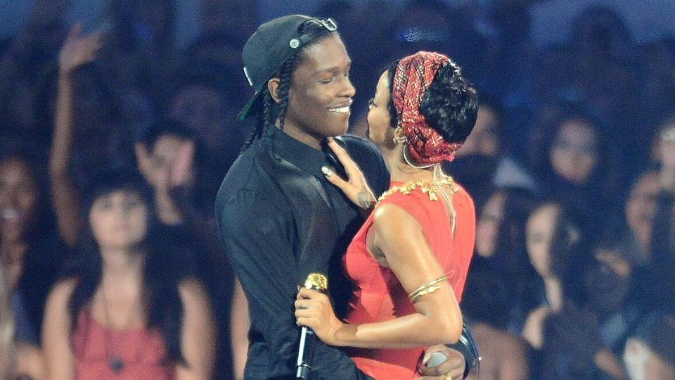 Rihanna: n verlegen, dass sie mich beim Streiten mit den Türstehern erwischt hatte.