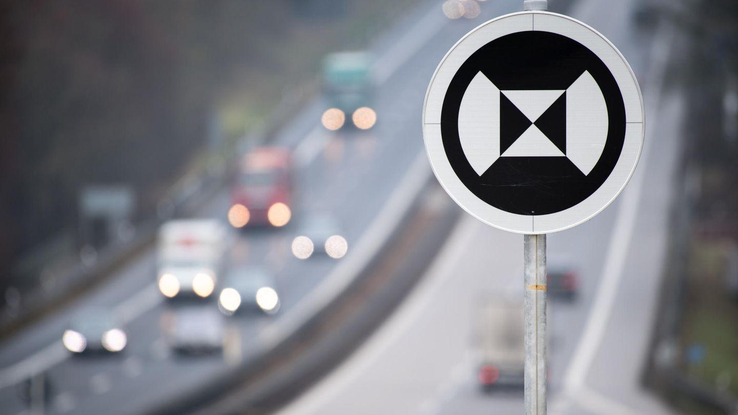 Verkehrsschild: Autobahn: Dieses Verkehrsschild gibt es nur 13 Mal in Deutschland – kennen Sie die Bedeutung?