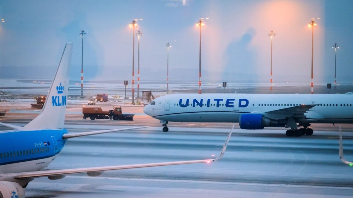 Winterwetter: Blitzeis am Flughafen BER: Weiterhin kein Betrieb