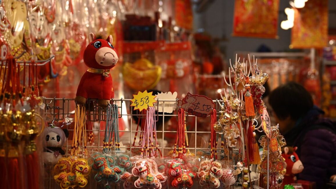 Kuriose Feiertagstrends: "Weinendes Pferd" und Film-Bösewicht: China feiert Neujahr