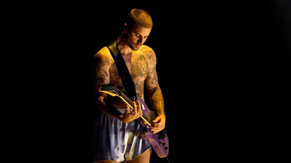 Skurriler Grammy-Auftritt: In Boxershorts und Socken debütiert Justin Bieber neues Hailey-Tattoo