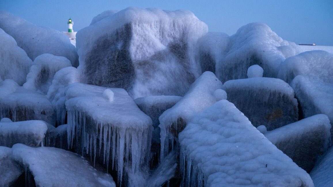 Mecklenburg-Vorpommern: Wie bei Caspar David Friedrich: Die Küste im Winterkleid