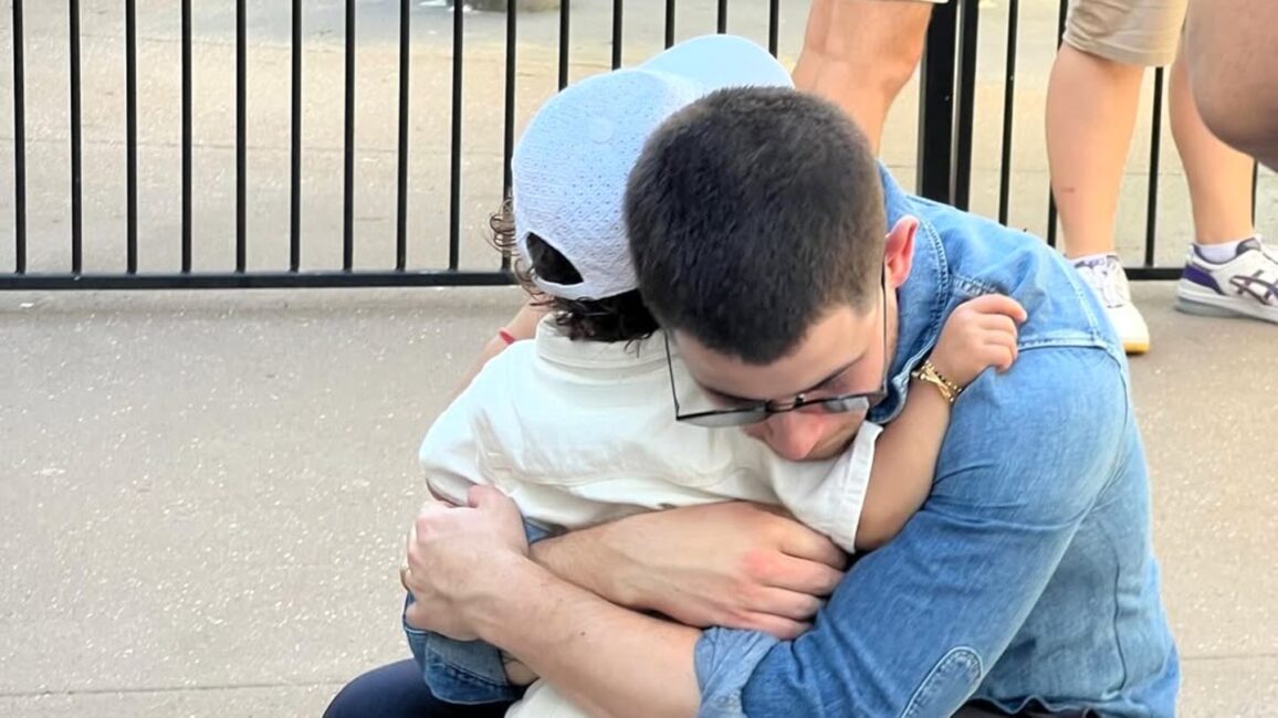 Nick Jonas: Nick Jonas über die "beängstigende" Geburt von Tochter Malti