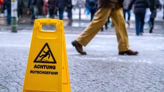 Eine Stadt mit Frostbeulen – Berliner Winter: Zugausfälle, Glatteis und festgefrorene Politik