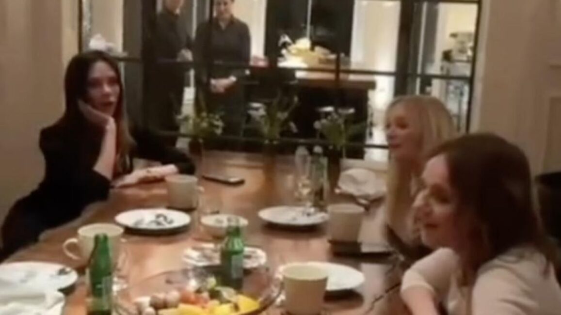 Victoria Beckham: Sie singt den Kummer einfach weg – mit familiärer Unterstützung