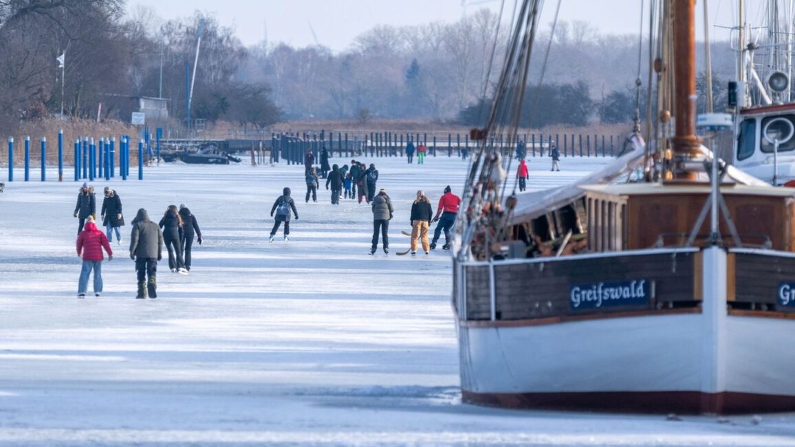 Wetteraussichten: Eiseskälte im Nordosten, über zehn Grad am Rhein