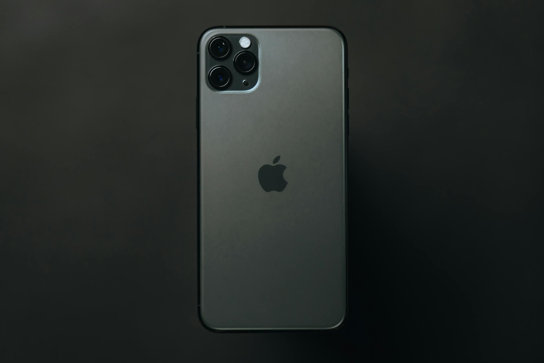 Handy Kontrollieren Beziehung Symbolbild zum Thema Handy Kontrollieren Beziehung