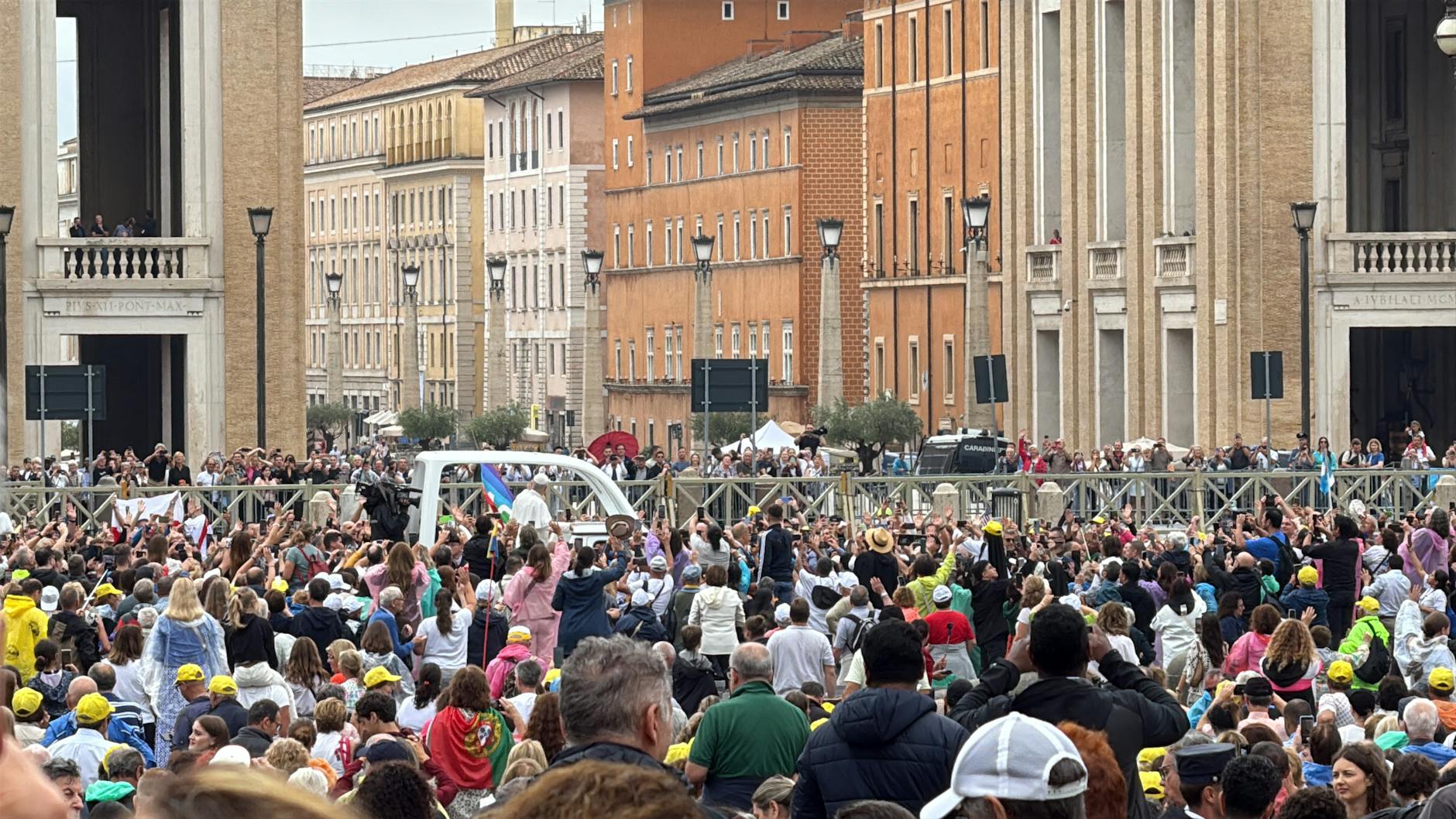 Detailansicht: Papst Trump Streit