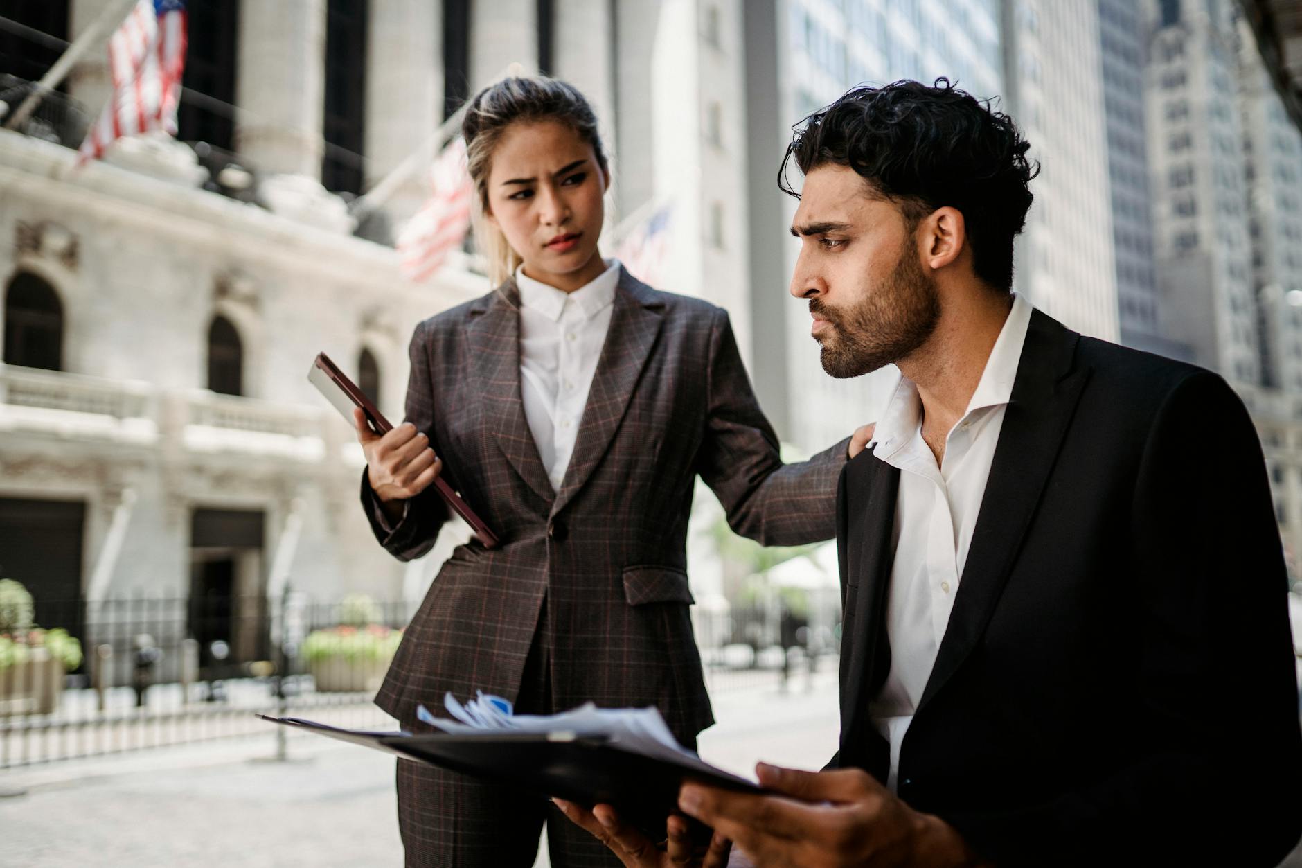 Peinliches Verhalten Partner Symbolbild zum Thema Peinliches Verhalten Partner