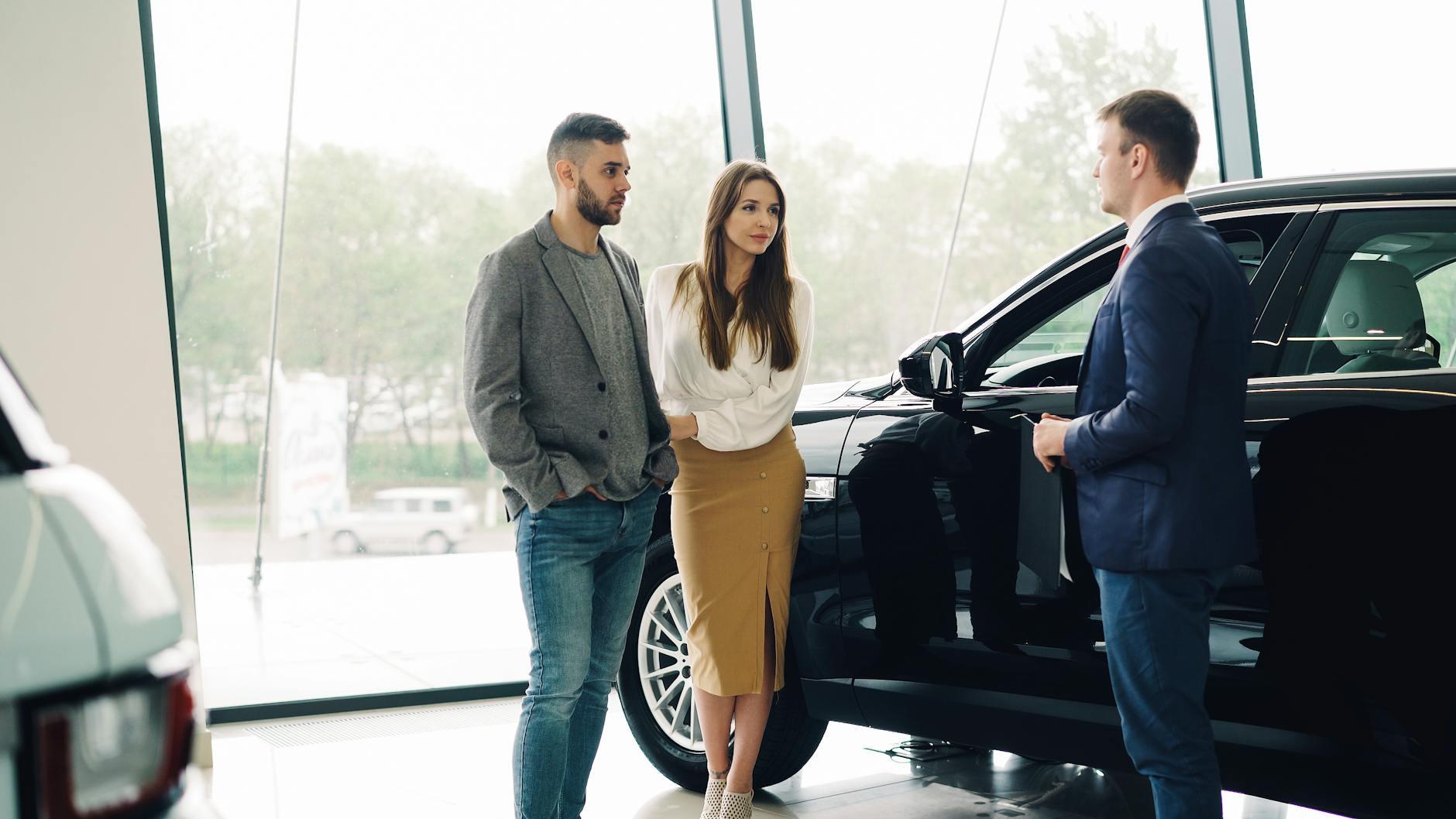 Italien Auto In Menschenmenge Detailansicht: Italien Auto In Menschenmenge