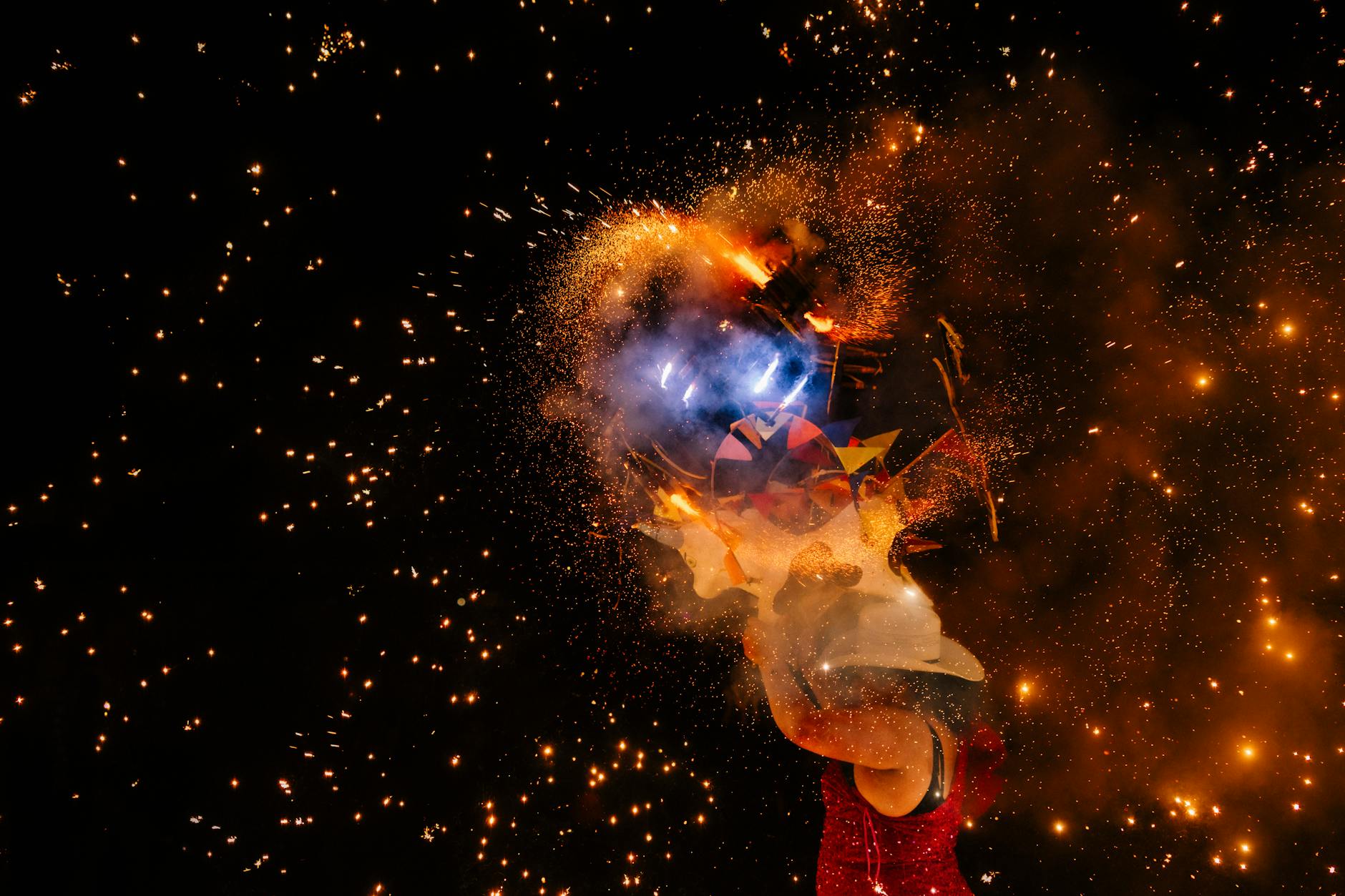 Detailansicht: Lagerfeuer Explosion