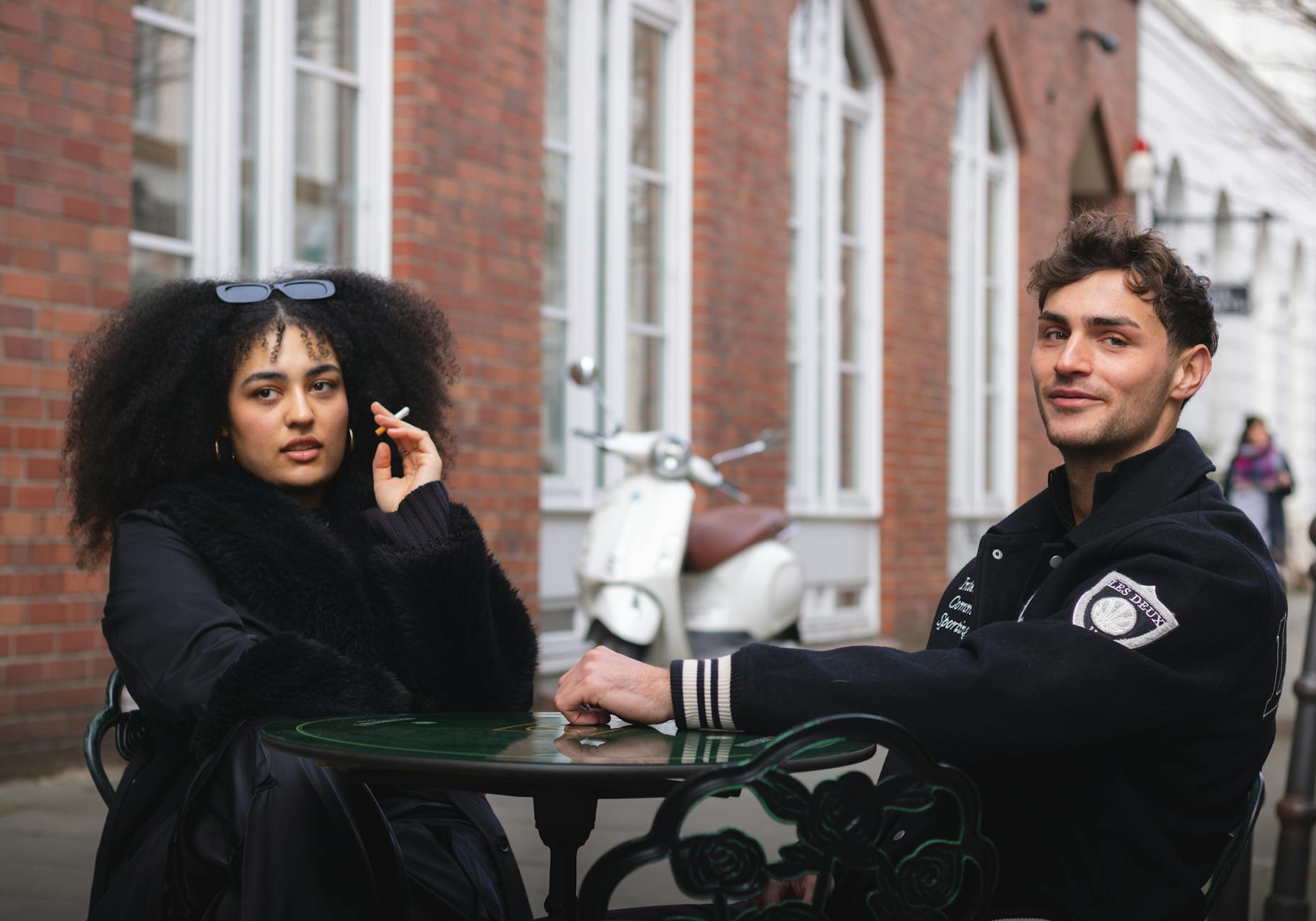 Illustration zu Malika Und Joel