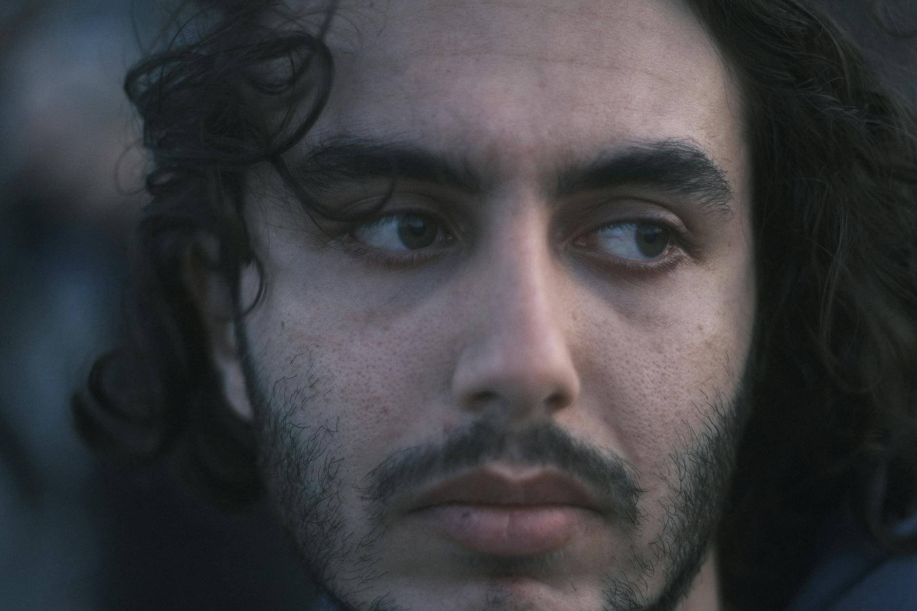 Illustration zu Schauspieler Aram Arami