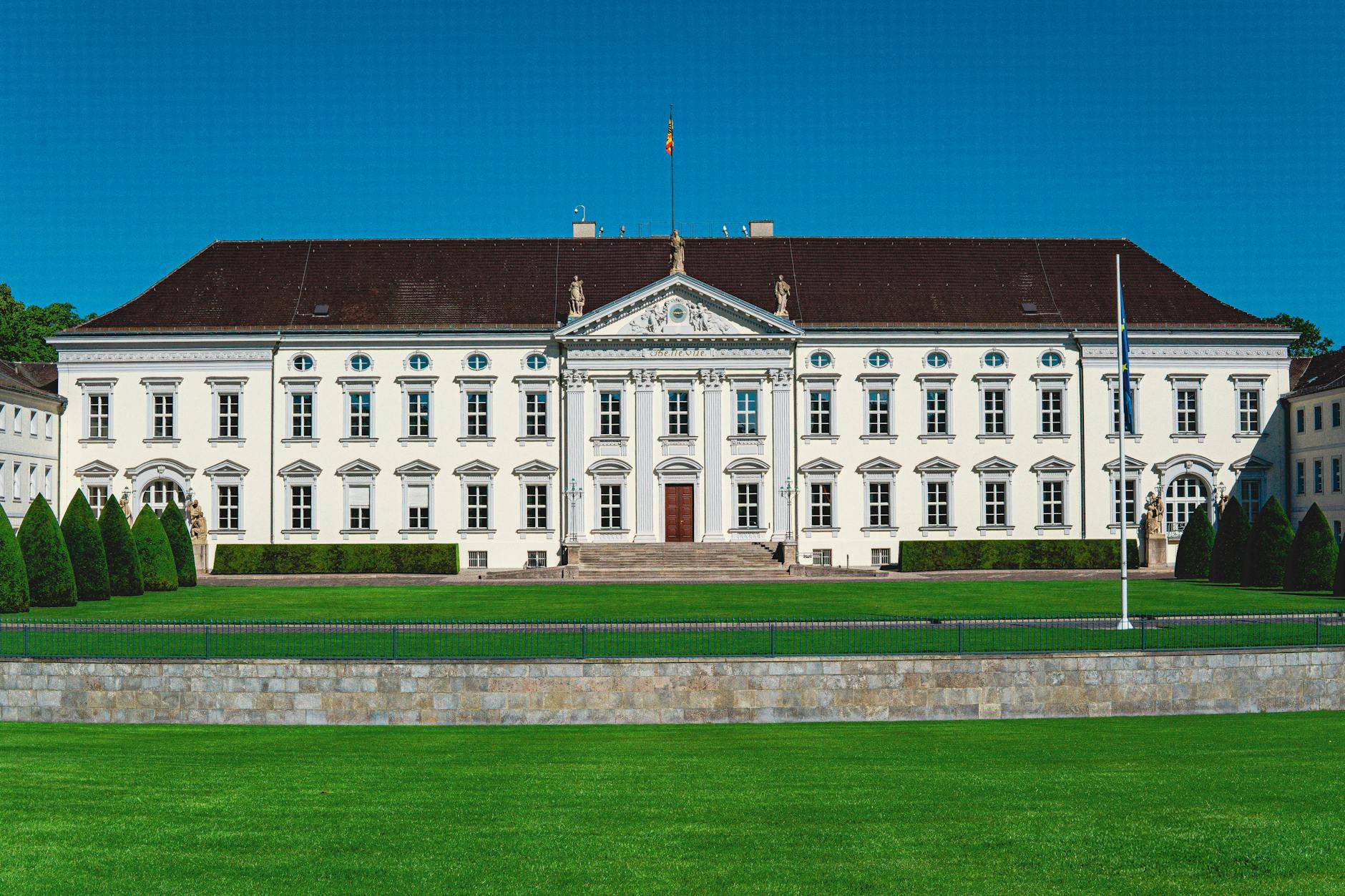 Detailansicht: Schuesse Weisses Haus