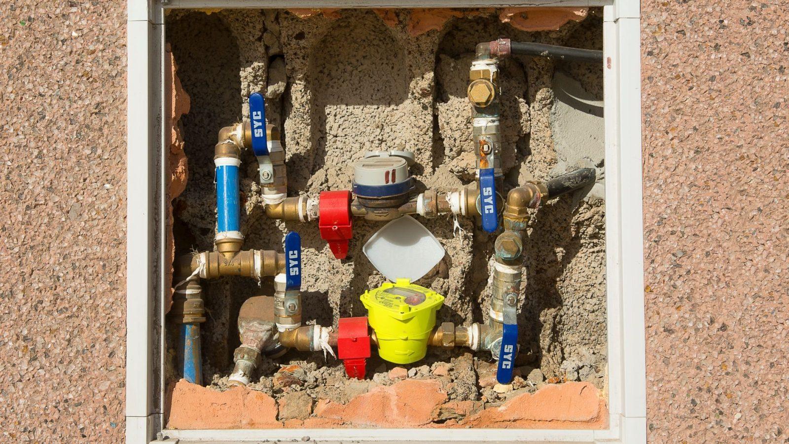 Wasserrohrbruch im Winter: Wann du den Notdienst brauchst